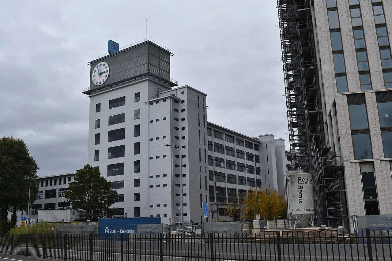 Eindhoven Strijp-S bölgesindeki Klokgebouw, yemek ve mahalle rotasının sanayi mirası çevresi; 13 Ekim 2024 fotoğrafı.