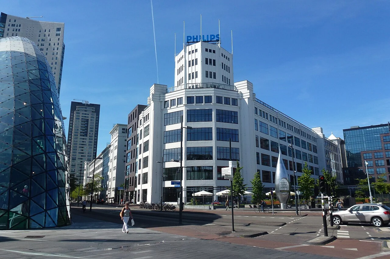 White façade of Eindhoven Lichttoren; photograph taken 18 August 2012, already cropped in the source.
