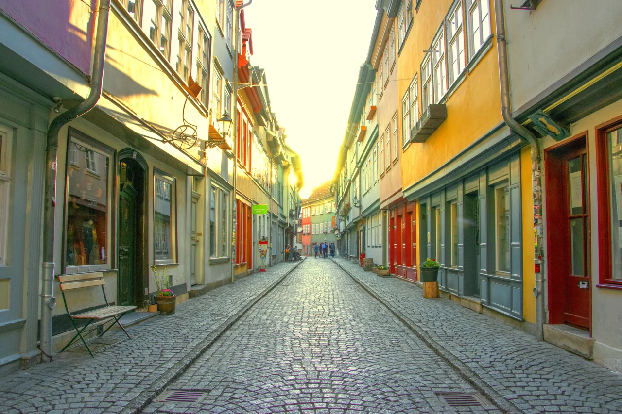 Erfurt eski kentinde renkli cephelerle çevrili dar sokak.