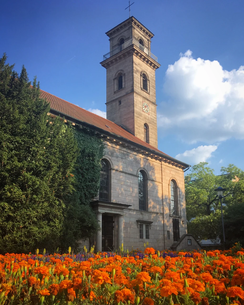 Erlangen merkezinde kilise dış görünüşü
