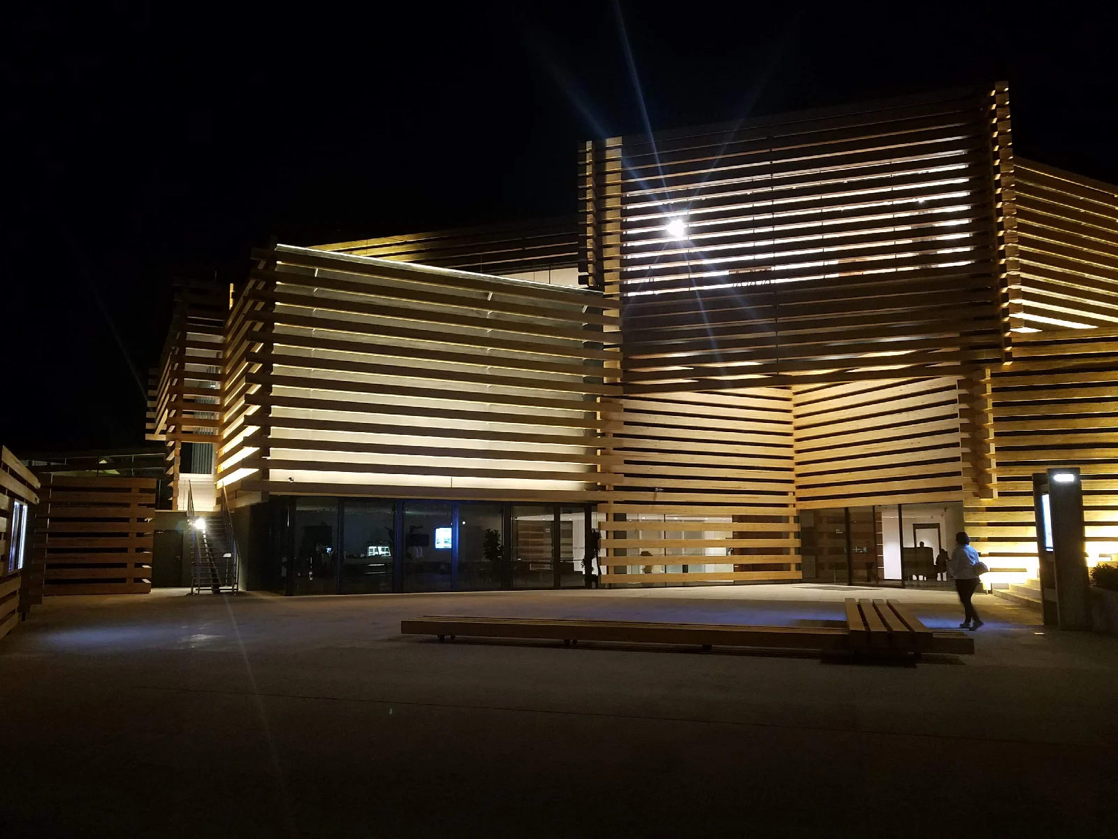 Odunpazarı Modern Müze binasının gece aydınlatılan dış cephesi