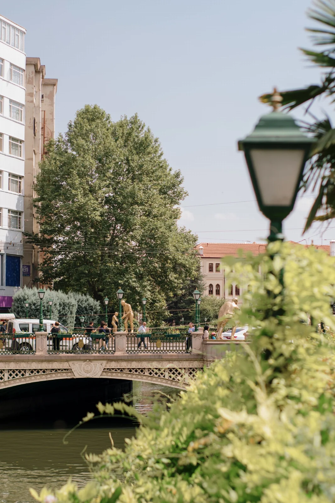 Eskişehir merkezinde nehir köprüsü ve çevresindeki yeşillik