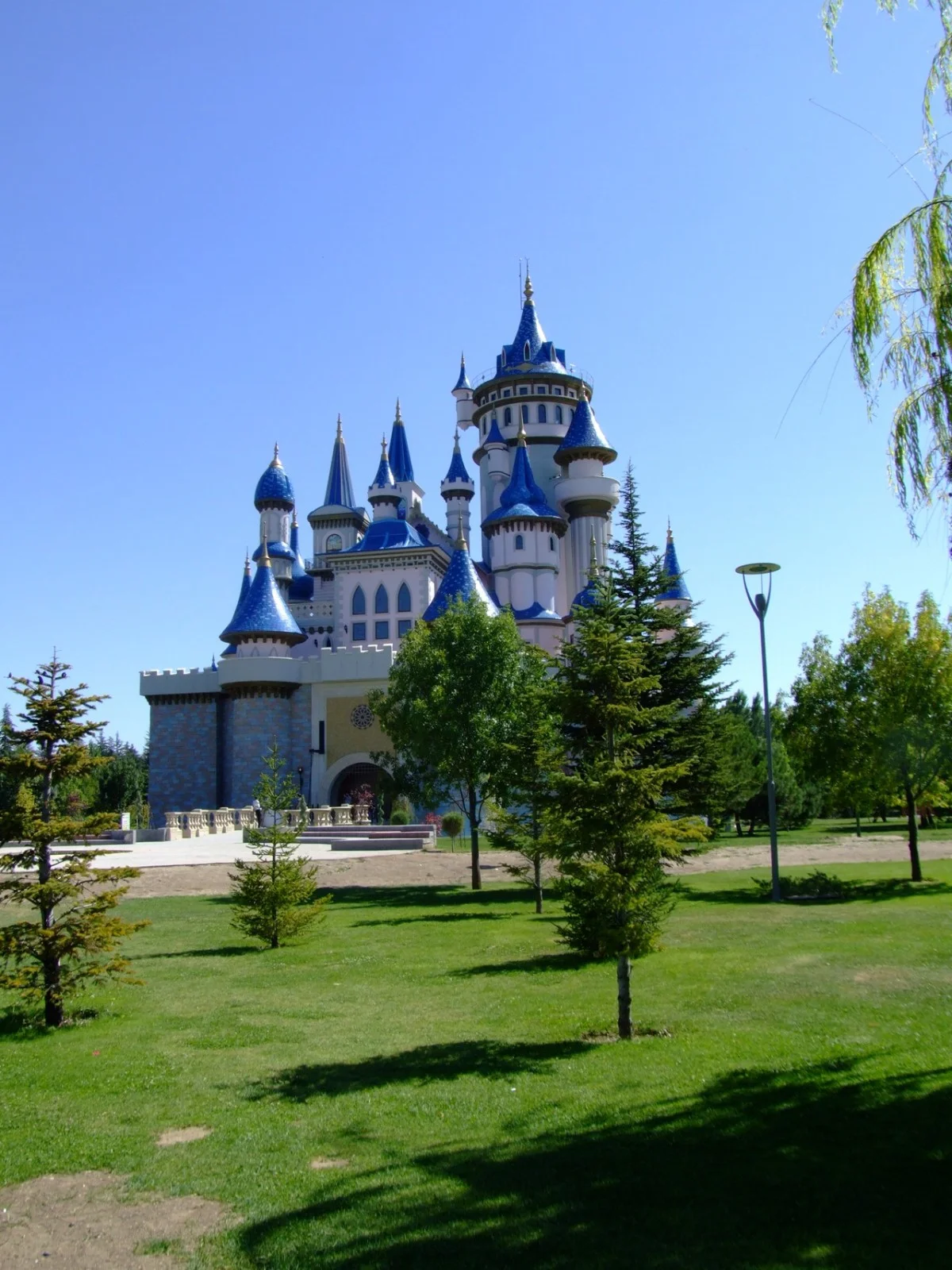 Eskişehir Sazova Parkı içindeki Masal Şatosu yapısı