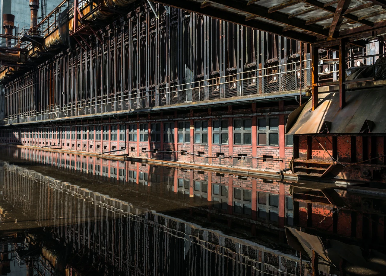Zollverein kok tesisinde su yansıması