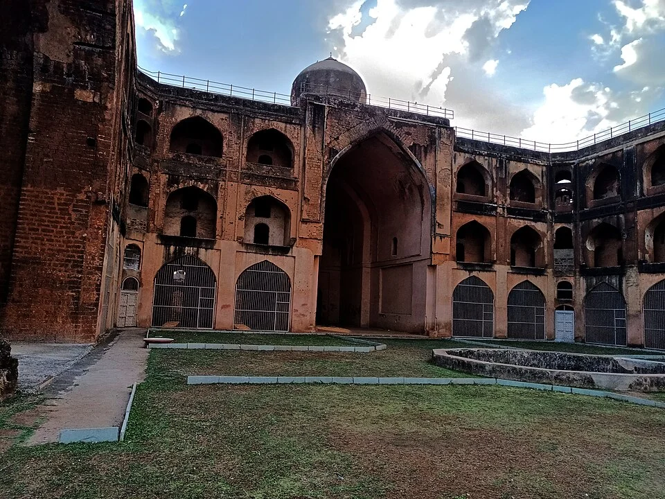 Bidar Mahmud Gawan medresesinin avlu ve cephe görünümü