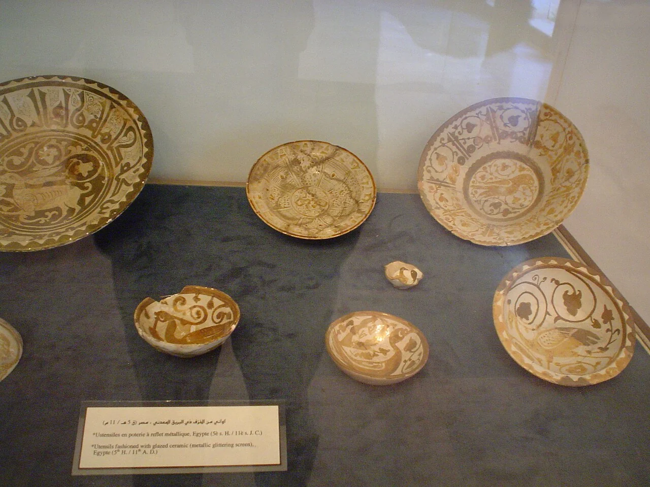 Historical ceramic display at Raqqada museum; مهدي الجويني, 20 January 2007