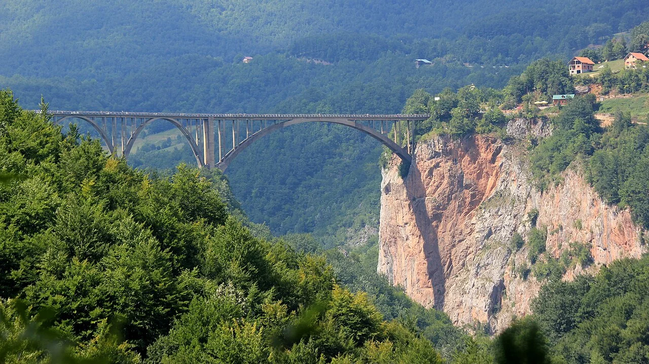 Karadağ Đurđevića Tara Köprüsü ve kanyon yamaçları; Ağustos 2015.