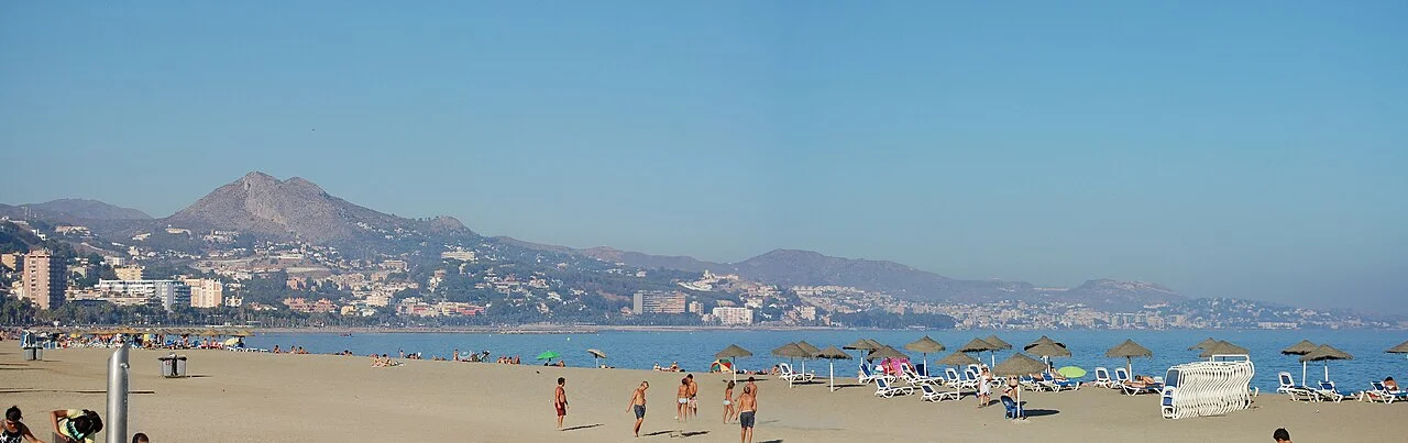Málaga La Malagueta plajında kıyı ve deniz, Ağustos 2012; çevre fotoğrafıdır, yemek servisi veya bugünkü plaj düzeni değildir.