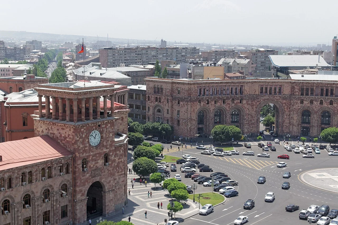 Erivan Cumhuriyet Meydanı çevresinde pembe taş binalar; Haziran 2014.