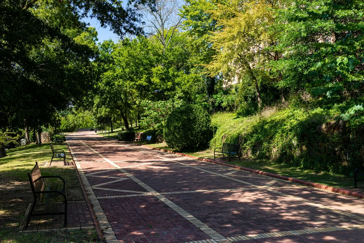 Grand Promenade tuğla yürüyüş yolu ve banklar (arşiv fotoğrafı).