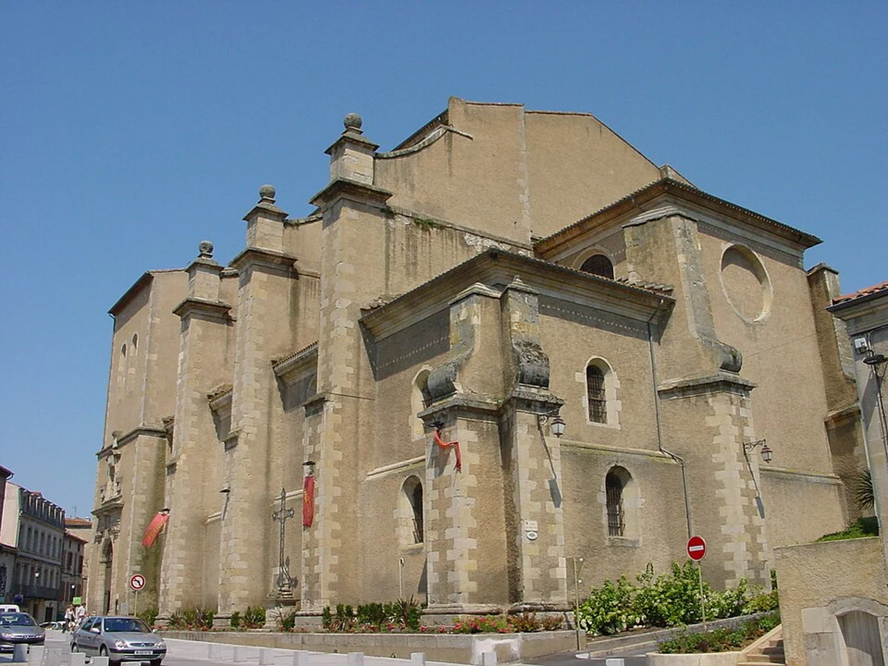 Saint-Benoît katedralinin dış doğu bölümü, 14 Temmuz 2007; iç ziyaret veya ibadet saati garantisi değil.