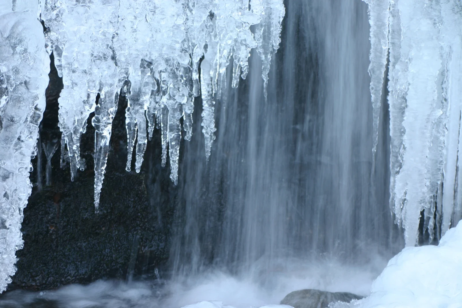 Shenandoah National Park içinde akan suyun önündeki kış buz sarkıtları
