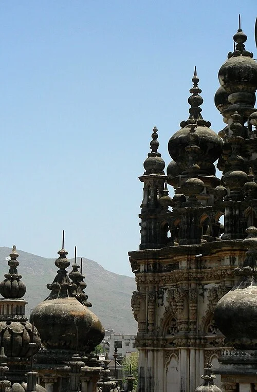 Junagadh türbe çevresinde tarihî kubbeler ve süslü minareler