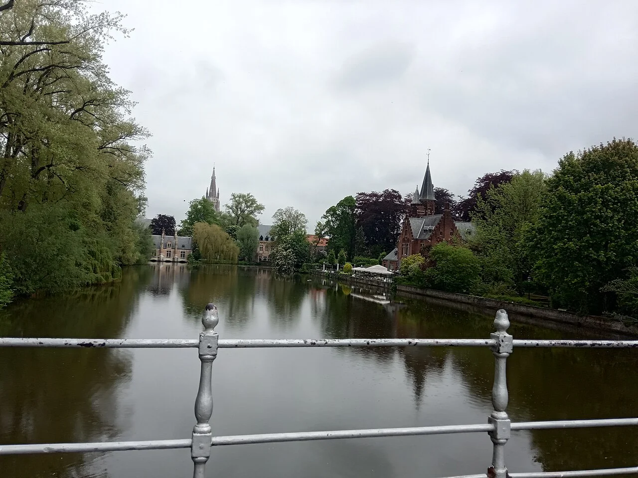 Minnewater waterside and greenery in Bruges; Plaga med, 2023-05-10.
