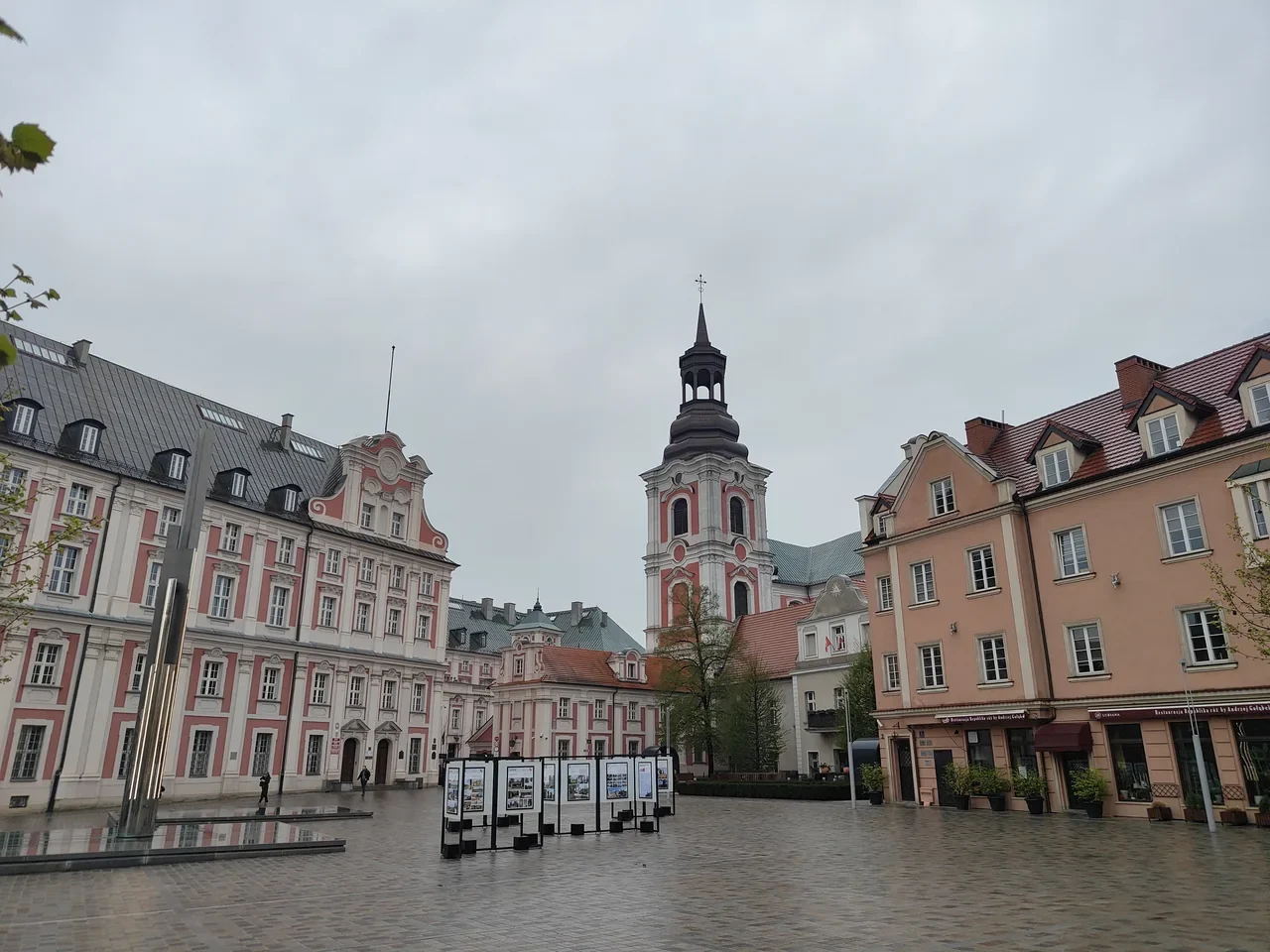 Poznań Plac Kolegiacki meydanında tarihî cepheler ve açık hava sergisi, Nisan 2026