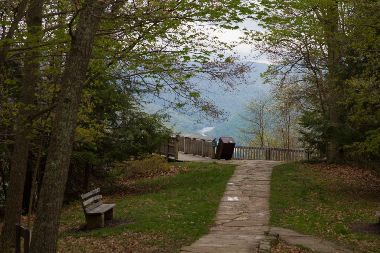 Grandview Main Overlook yönüne taş patika ve seyir korkuluğu