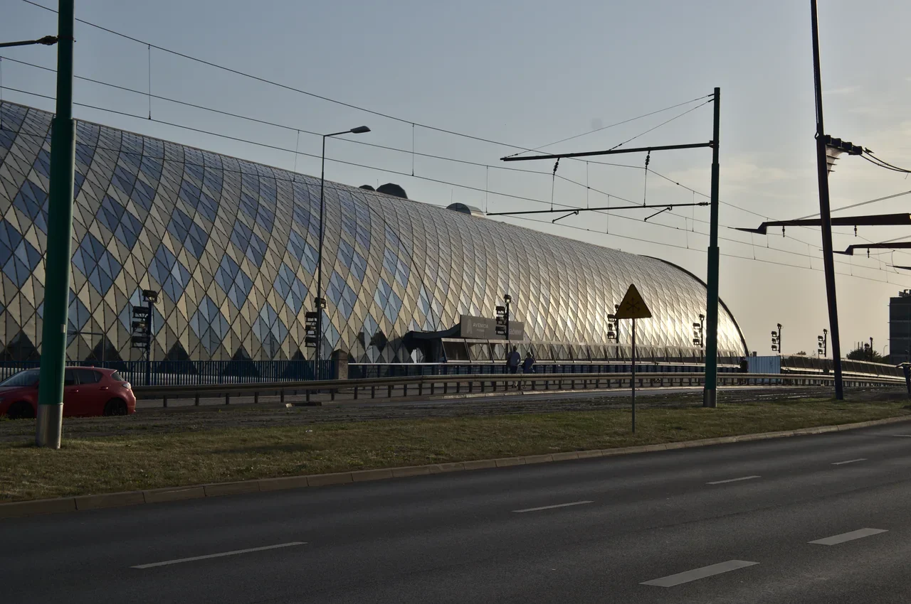 Poznań Główny istasyon kompleksinin modern cam cephesi, Haziran 2022