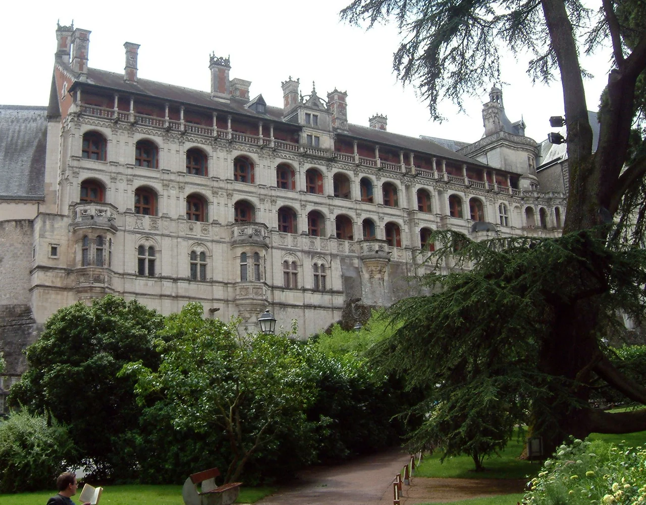 Château de Blois’nin yeşil alan üzerinden görülen uzun dış cephesi; kaynak Temmuz 2005 tarihini verir.