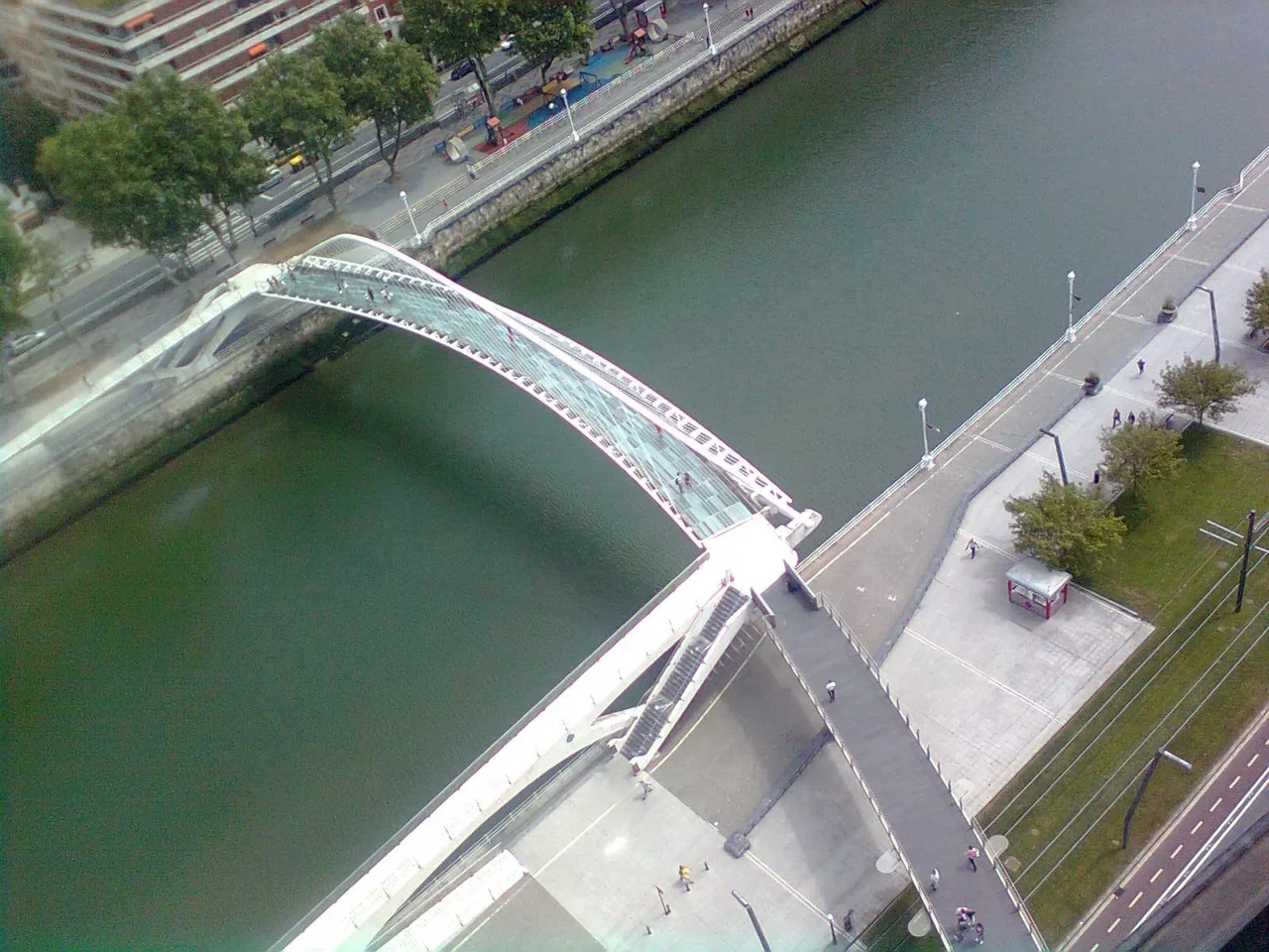 Bilbao Zubizuri Köprüsü üstten görünüm