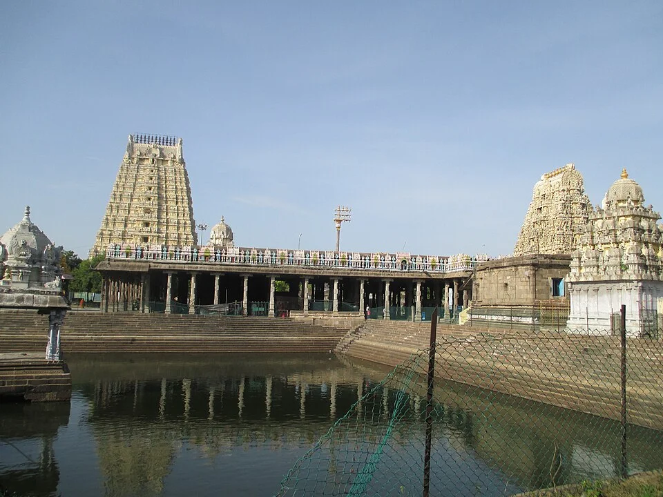 Kanchipuram Ekambareswarar tapınağı ve havuz çevresi
