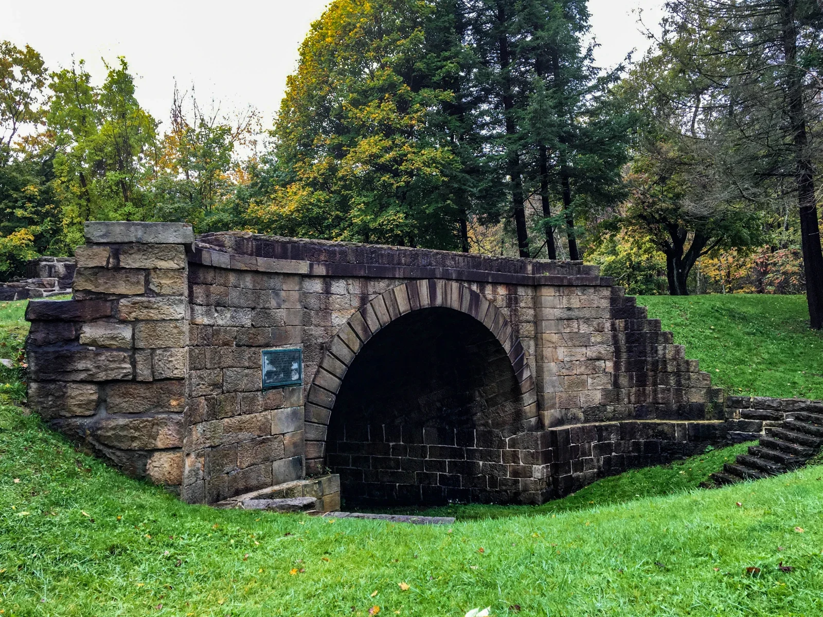 Gallitzin yakınındaki Allegheny Portage tarihî alanında Skew Arch Bridge taş kemeri, 2017