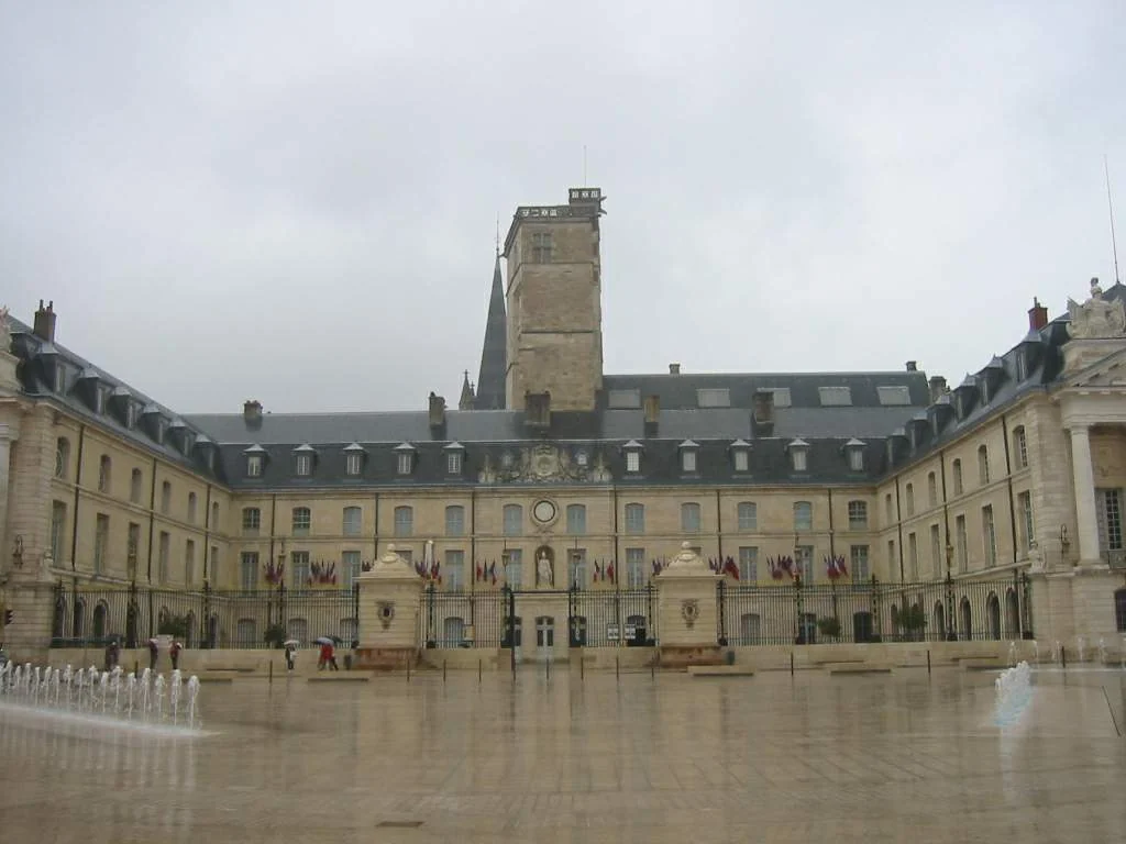 Broad square-facing façade of Dijon’s ducal palace; capture date not supplied by the file page.