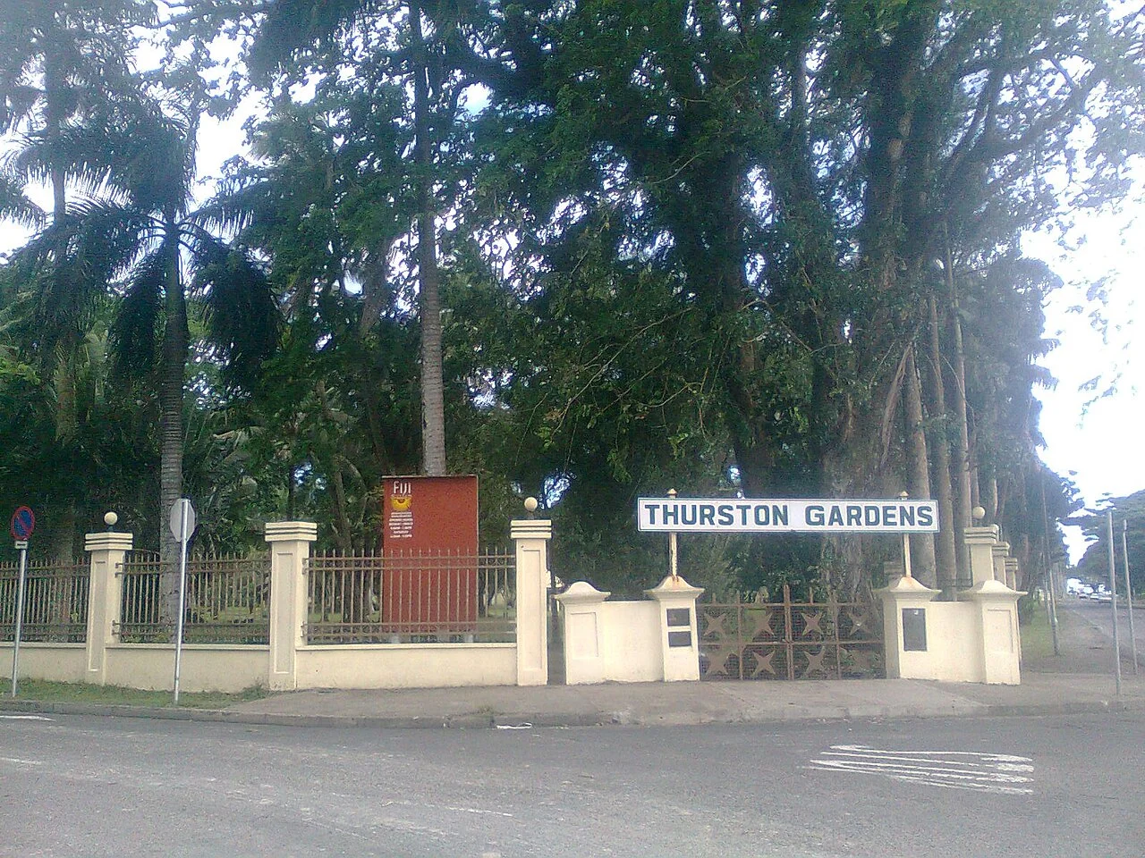 Suva Thurston Gardens çevresinde doğal yeşillik ve giriş bağlamı, 2012