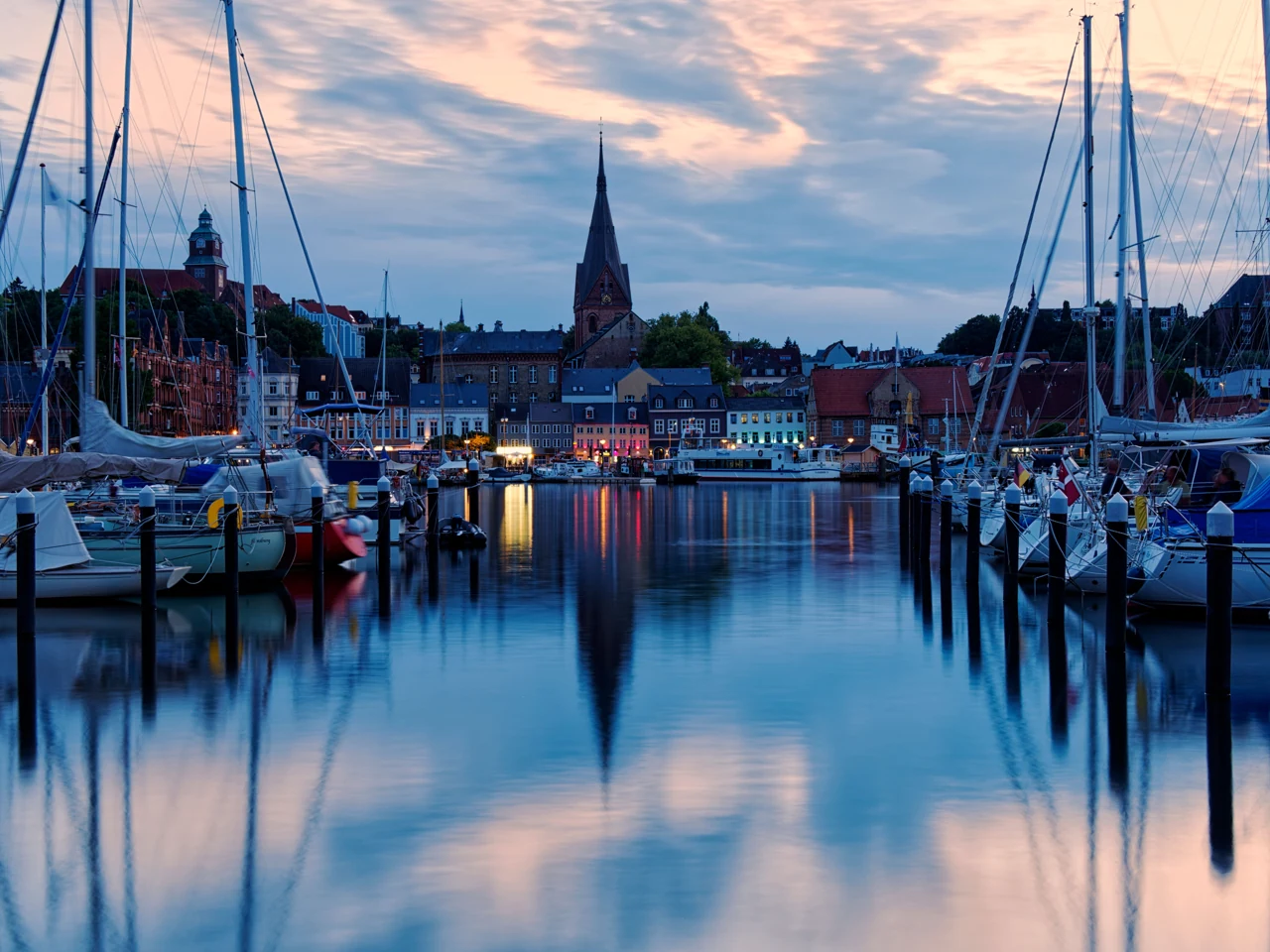 Flensburg limanı ve eski kent üzerinde gün batımı