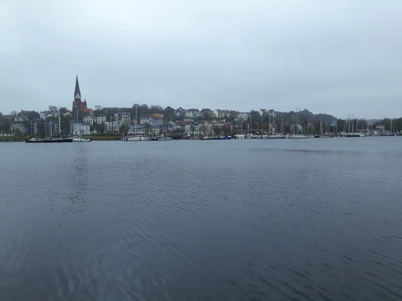 Flensburg limanının karşısından kent silueti
