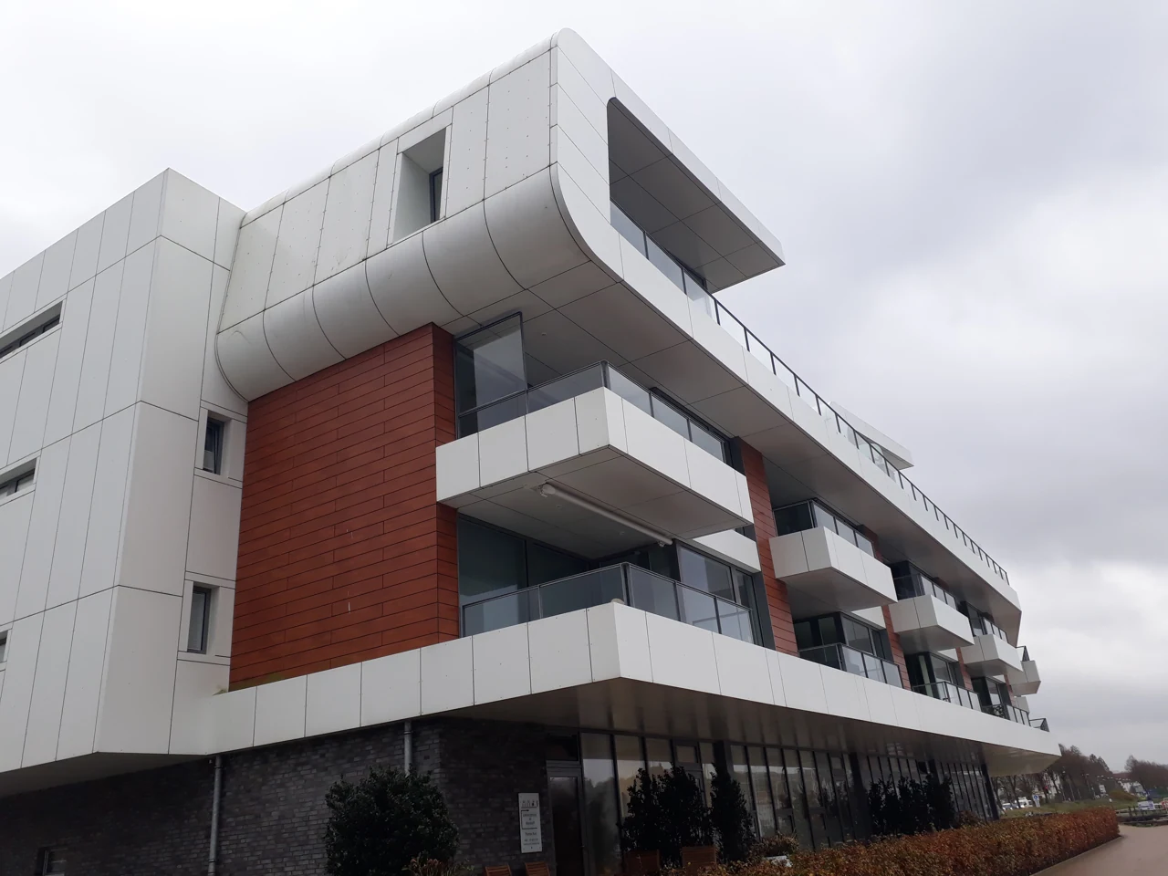 Flensburg limanı yakınında modern bina cephesi