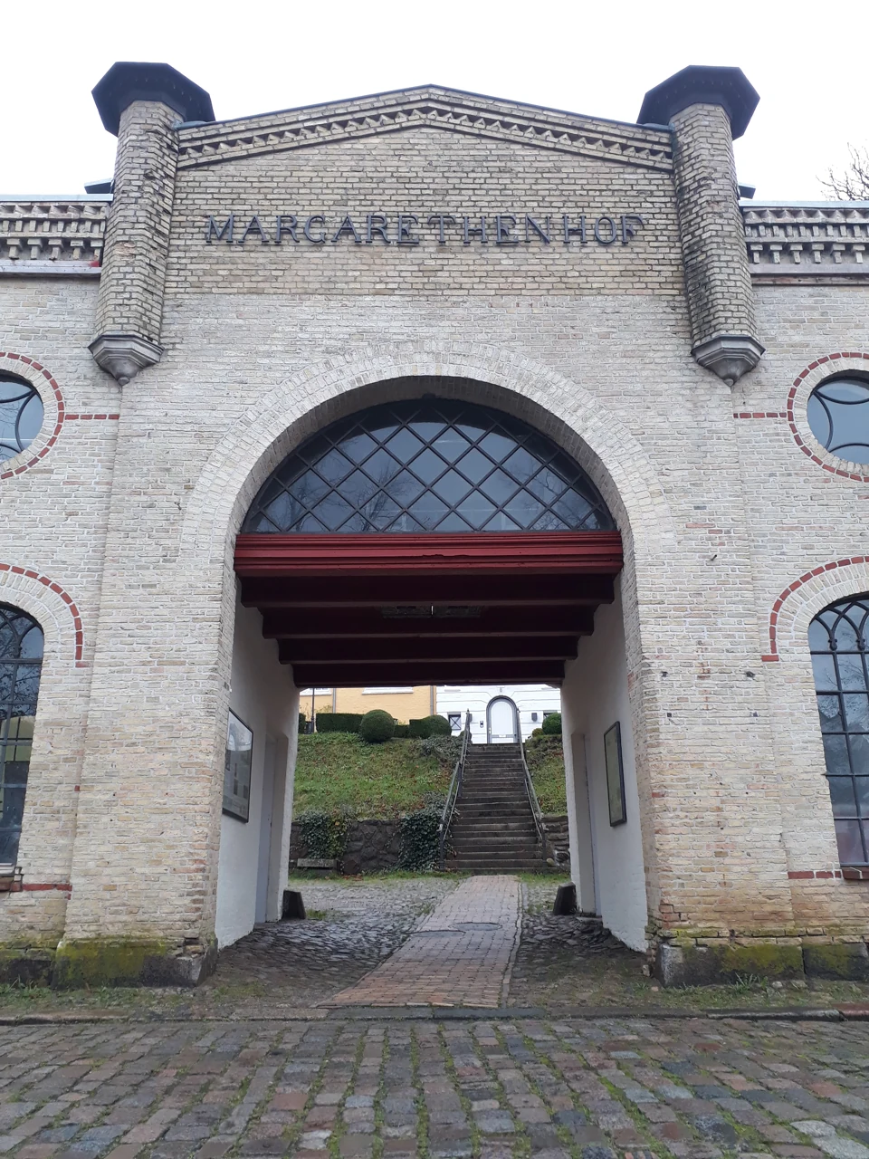 Flensburg Margarethenhof’un taş giriş tabelası