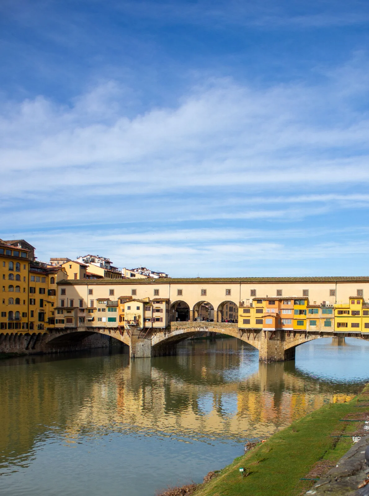 Floransa’da Arno üzerinde dükkânlarıyla Ponte Vecchio Köprüsü