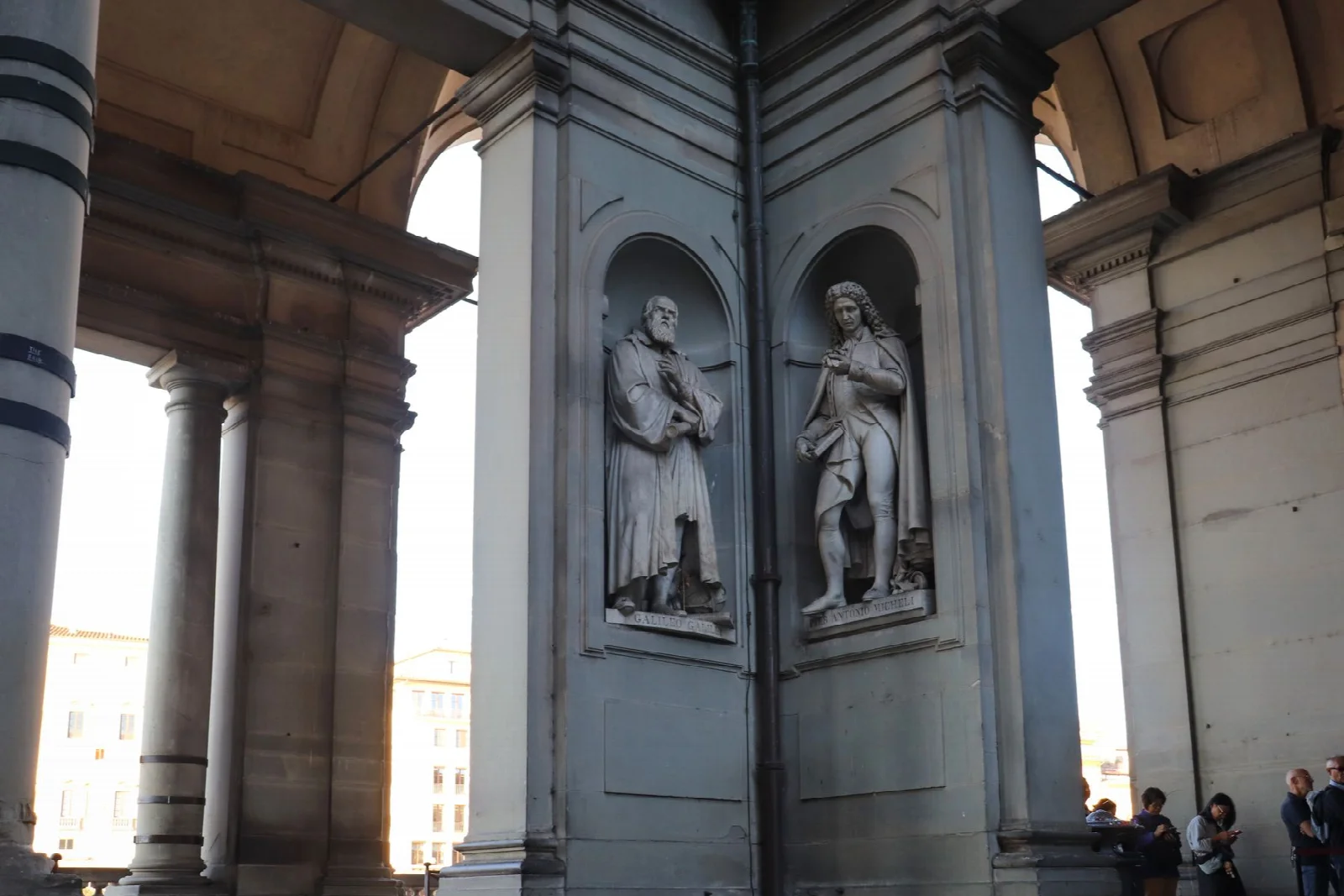 Floransa Uffizi Galerisi’nin dışındaki heykelli mimari bölüm