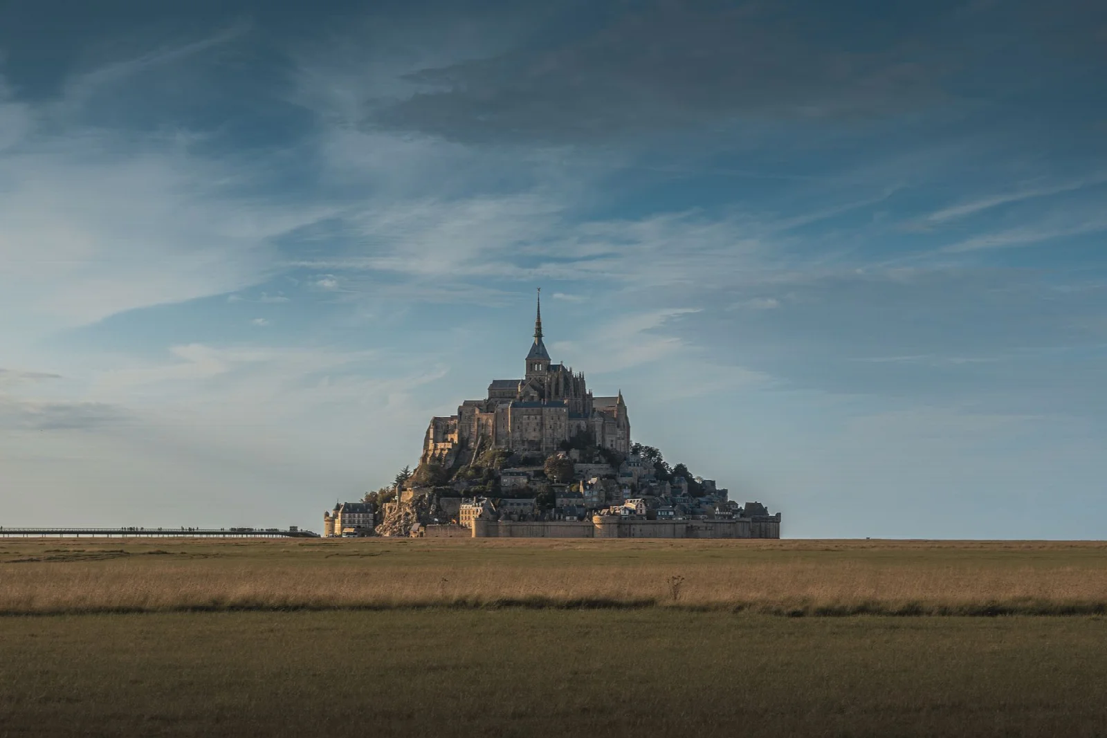 Normandiya kırsalının üzerinde yükselen Mont Saint-Michel silueti