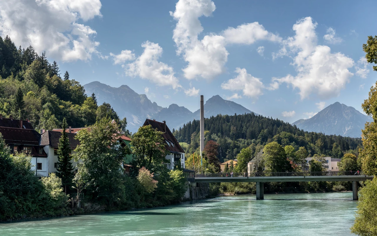 Füssen’de Lech, köprü ve dağ manzarası