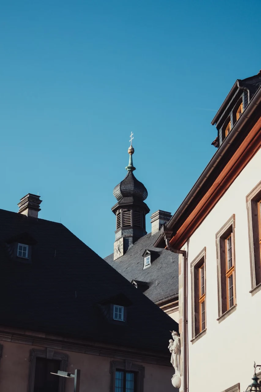 Fulda eski kentinde tarihî binalar ve kuleli sokak görünümü