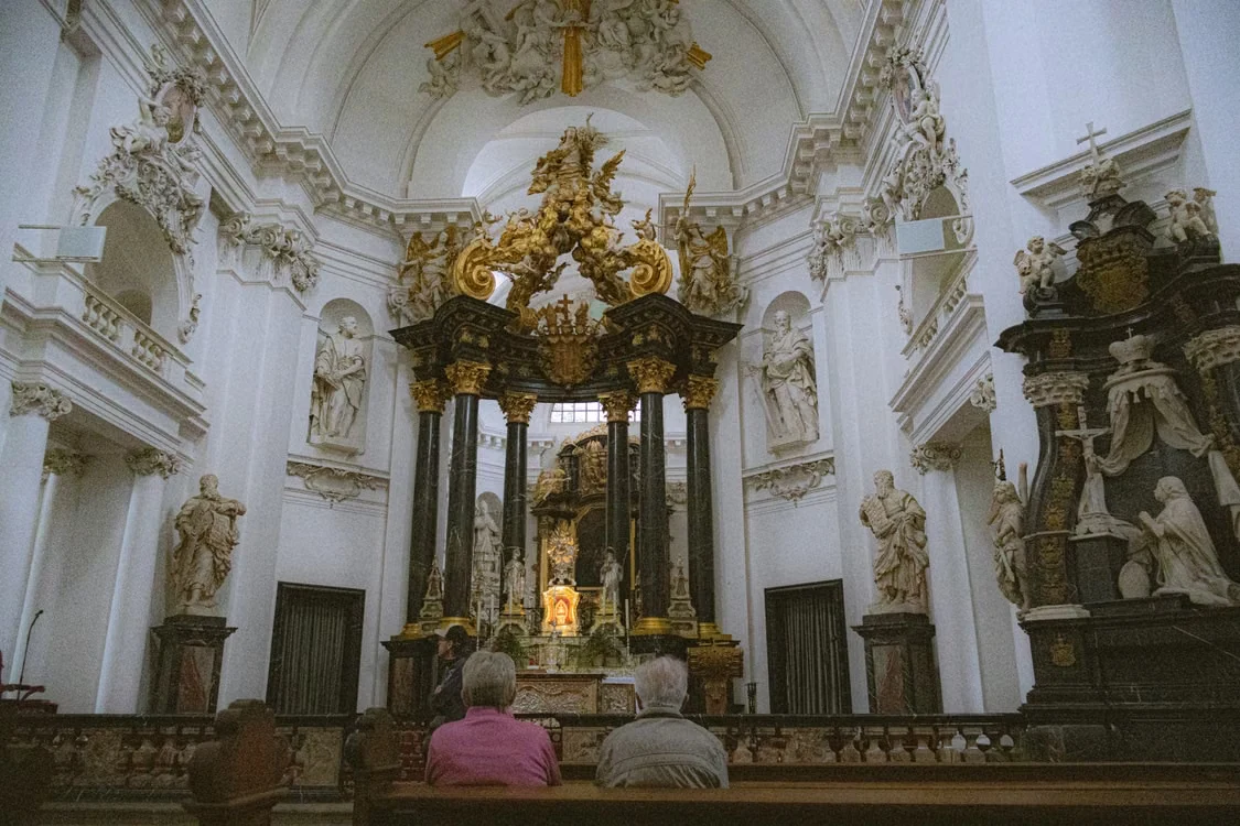 Fulda Dom içinde sunak yönüne bakış