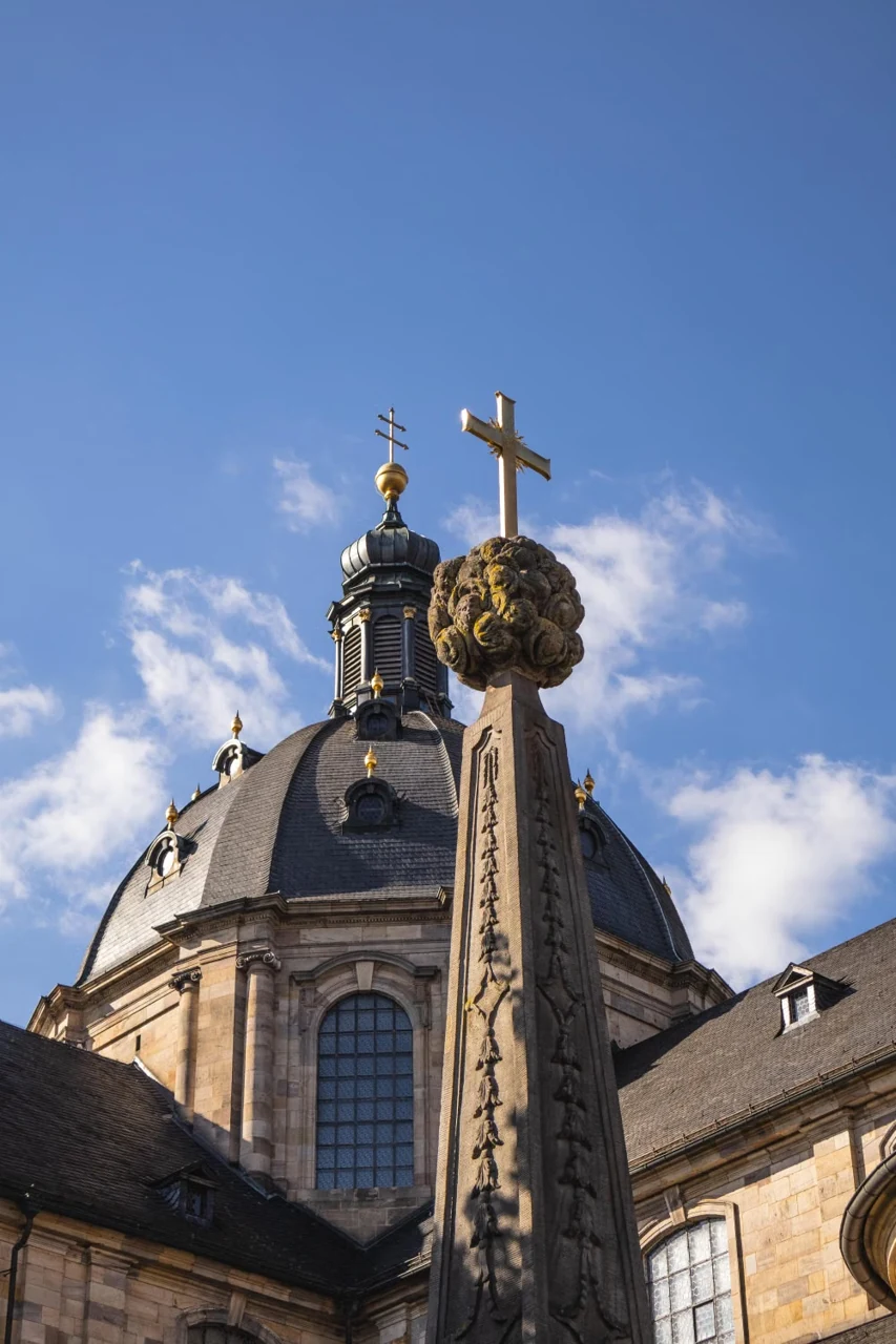 Fulda Dom kubbesi ve önündeki haçlı dikilitaş