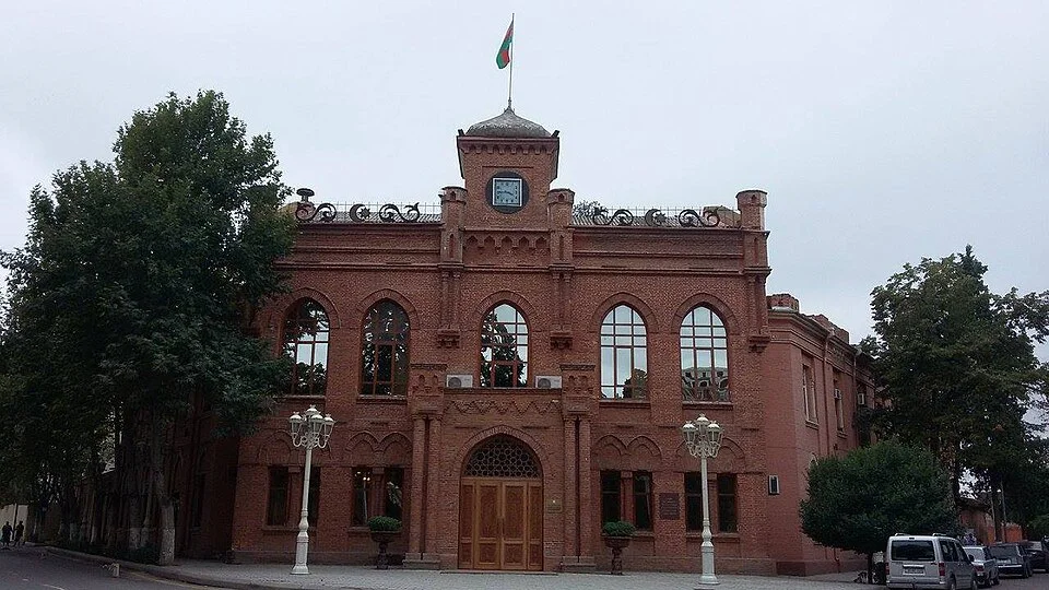 First government building of the 1918 republic in Ganja, historic context before dinner; Самый древний, 2009.