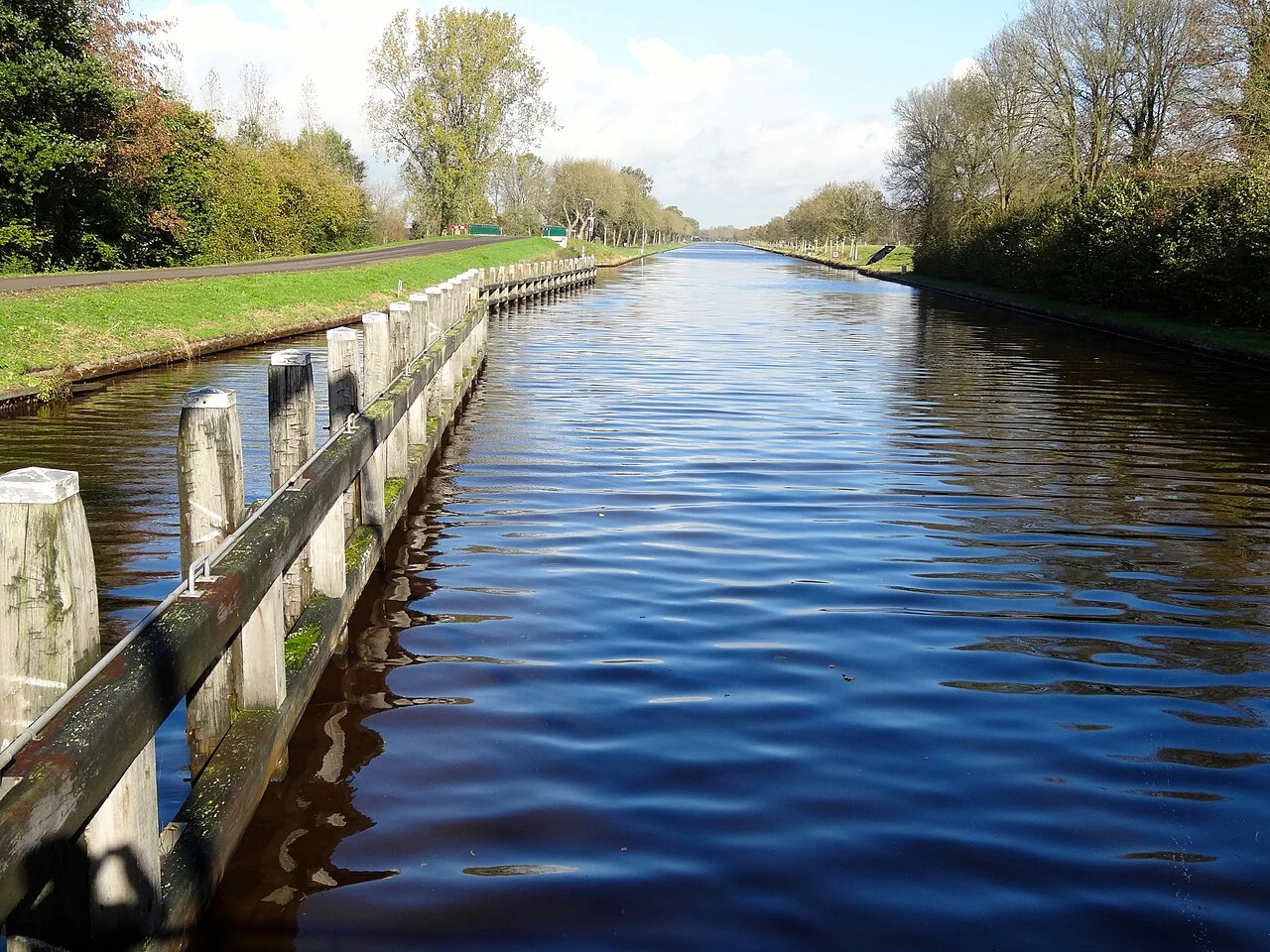 Giethoorn yakınındaki Beukers–Steenwijk kanalı, 30 Ekim 2013; çevrenin ayrı su yolu bağlamı, köyün dar kanalı değildir.