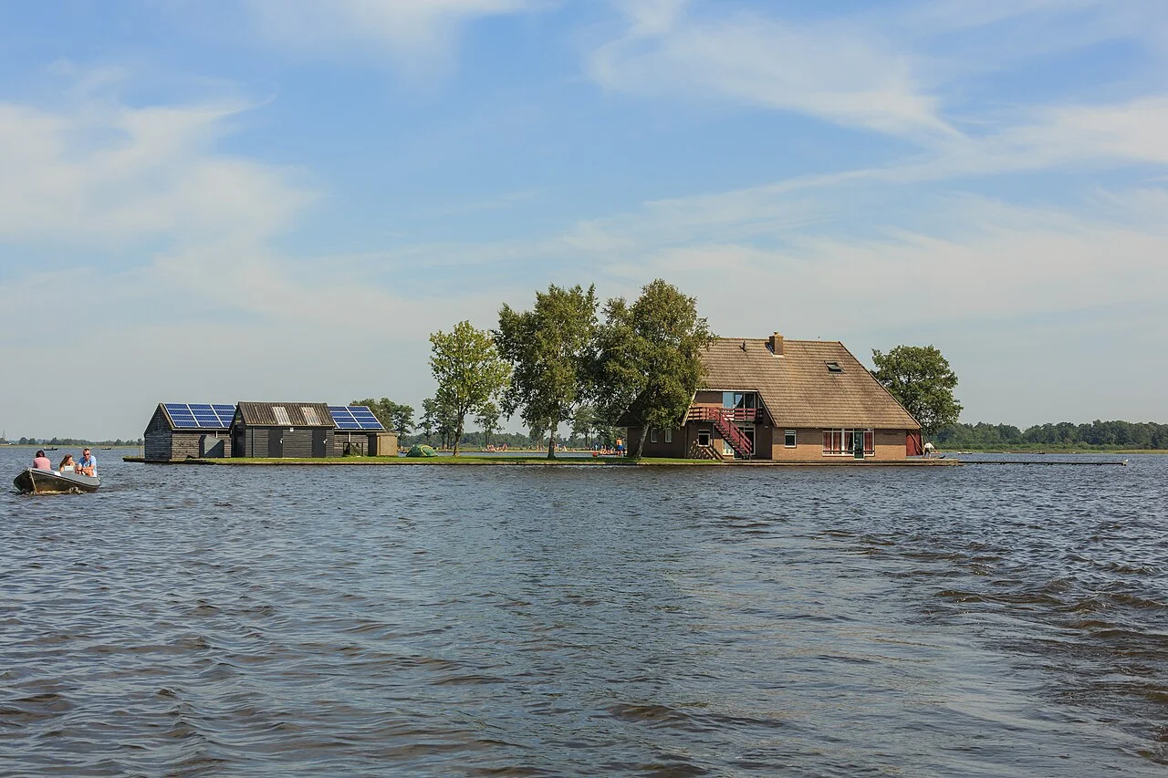 Giethoorn Bovenwijde gölünde Het Kraggehuis çevresi, 22 Ağustos 2015; gerçek açık su manzarası, kiralama hizmeti değildir.