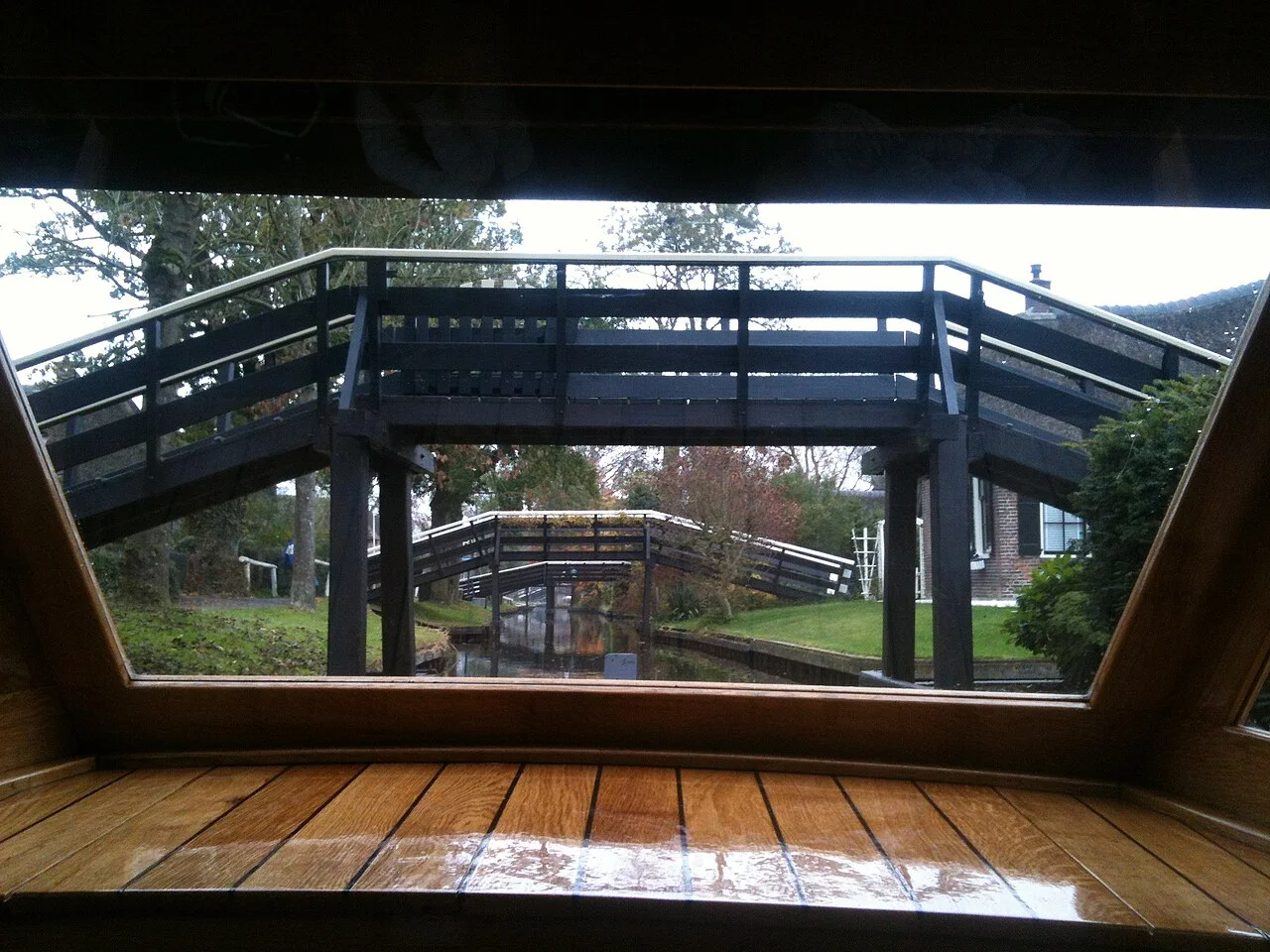 Giethoorn kanallarında teknenin içinden köprülere bakış, 30 Ekim 2011; yemek molası öncesi su yolu bağlamı, Geythorn yanaşma noktası değildir.