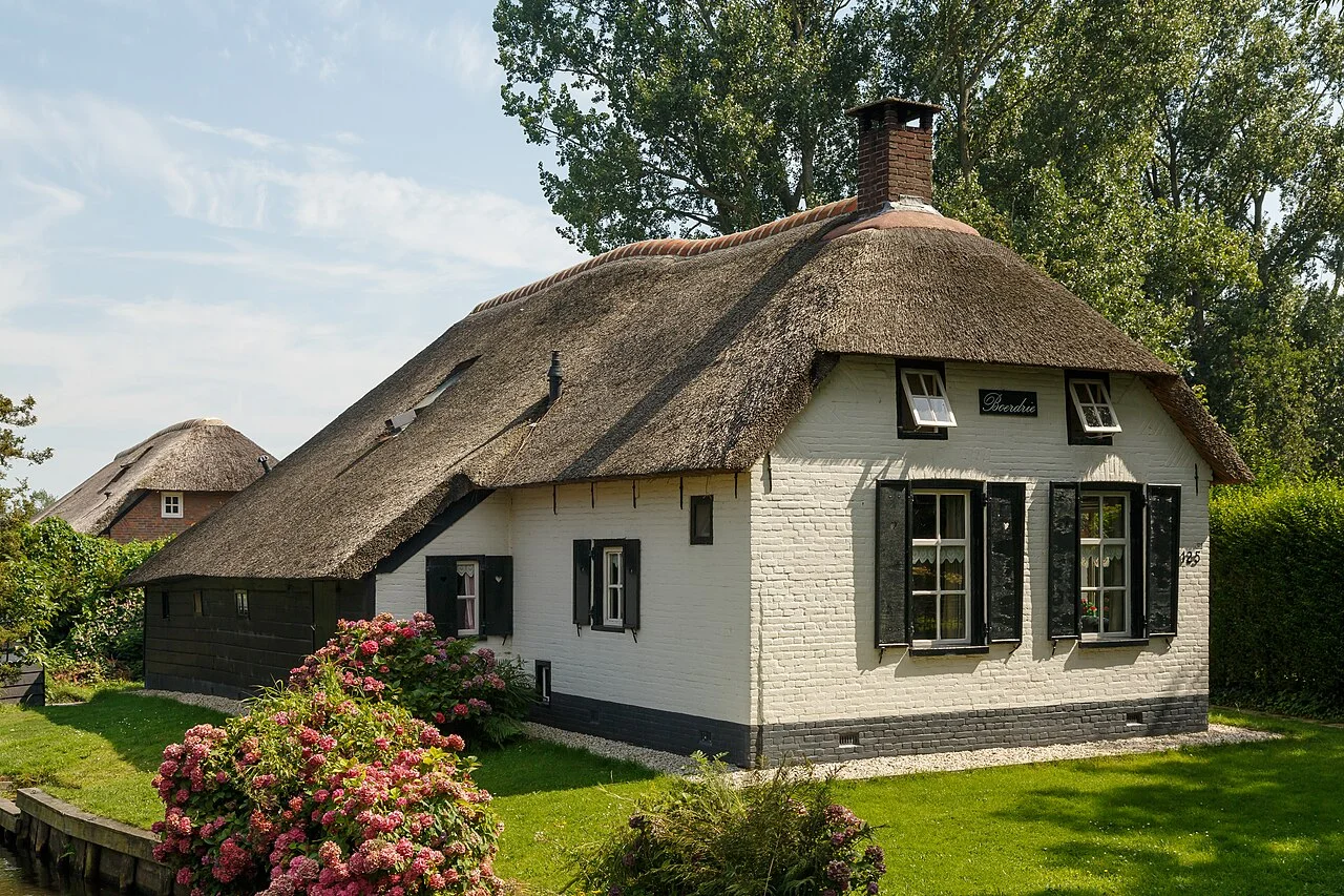 Giethoorn’da saz çatılı geleneksel ev, 22 Ağustos 2015; gerçek tarihî köy sahnesi, konaklama ilanı değildir.