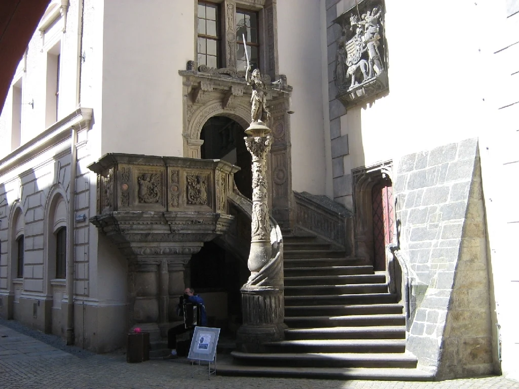 Rathaus portalı ve Justitia sütunu