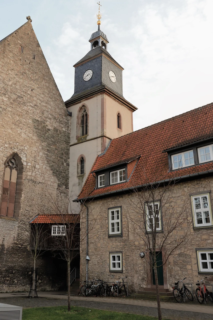 Göttingen eski kentinde taş yapılar ve kilise kulesi
