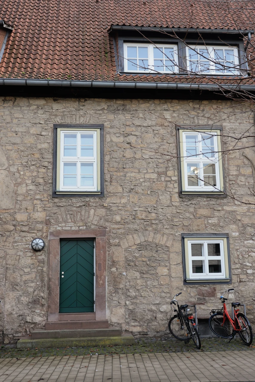 Göttingen sokaklarında taş ev cephesi ve bisikletler