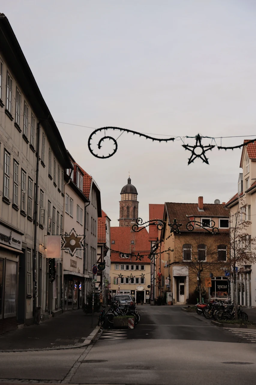 Göttingen eski kentinde mevsimlik sokak süslemeleri