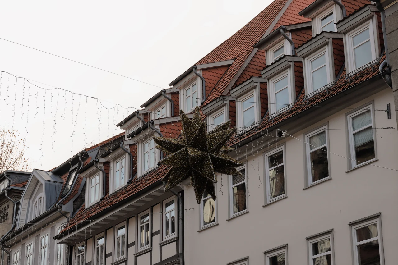 Göttingen ev cepheleri üzerindeki Noel süslemeleri