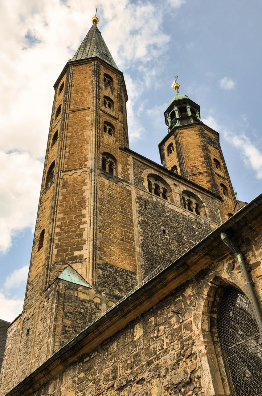 Goslar’da farklı çatı biçimleriyle iki taş kilise kulesi