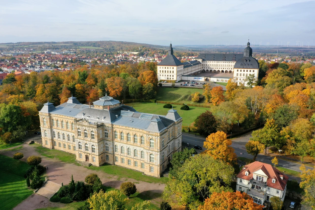 Gotha’da Herzogliches Museum ve arkada Friedenstein Sarayı, 2024
